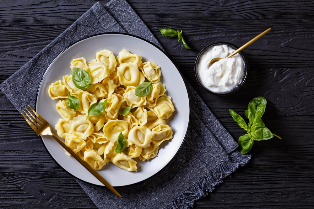 tortelloni-with-cheese-filling-plate-min